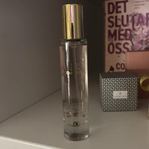 Red Zara Temptation Eau de Parfum - Red Zara Temptation Eau de Parfum är en sensuell doft med en livfull jasminbukett och en oemotståndlig fruktig touch. Flaskan är elegant och smal med en gyllene kork, vilket ger en lyxig känsla. Perfekt för den som vill ha en sofistikerad och lockande doft.