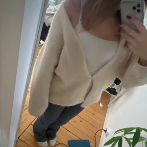 Stickad kofta från Lindex  - Jag säljer den populära stickade koftan från Lindex. Väldigt fint skick. Jag brukar ha storleken s-m och denna kofta sitter lite oversized på mig.💞