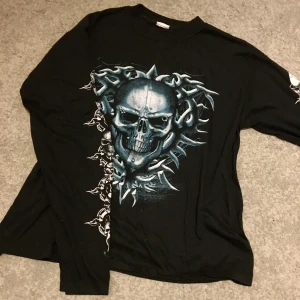 y2k longsleeve - tröjan är croppad omsydd med ny söm, så den sitter riktigt bra  