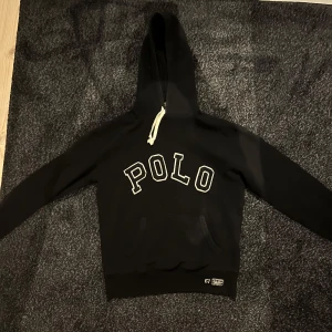 Ralph Lauren Hoodie  - Svart Ralph Lauren Hoodie - Som ny inga hål eller defekter - 500kr