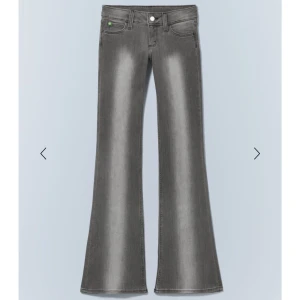 Weekday jeans - Snygga grå bootcut jeans med låg midja från Weekday. Som nya, har sprättat bort de gröna detaljerna! Skriv vid fler bilder eller frågor💗💗💗