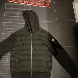 Moncler Cardigan - Tja, säljer min sällsynta Moncler cardigan då jag tröttnat på den. Den är såklart äkta (bevis finns). Storleken är xxl men eftersom att moncler är väldigt små i storleken så passar den som en L. Den är använd en del men är som ny. Jag själv är ca 189 lång och den passar perfekt på mig. Skicka pm för frågor! Mvh Alexander