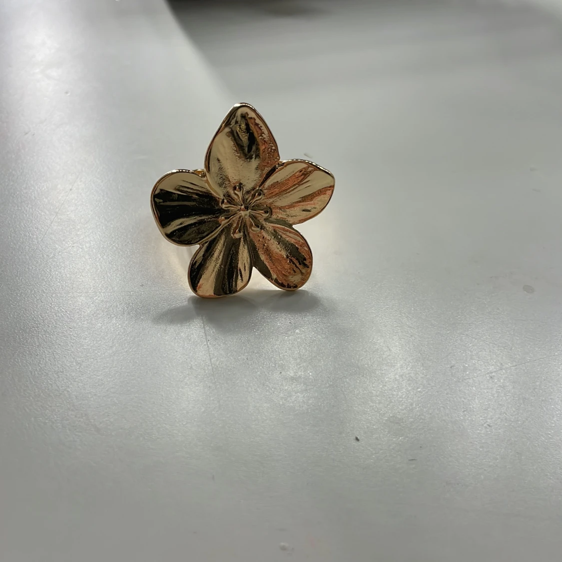 Guldfärgad blomformad ring