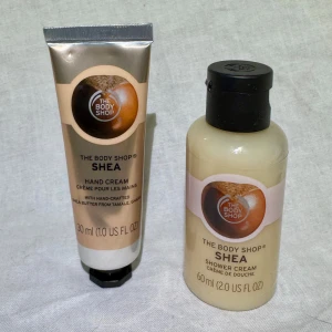 Nytt! Shea handkräm och duschkräm från The Body Shop - Nytt! Säljer ett set med Shea handkräm och duschkräm från The Body Shop. Handkrämen kommer i en 30 ml tub och duschkrämen i en 60 ml flaska. Båda produkterna är berikade med sheasmör för extra återfuktning och mjukhet. Finns inte att få tag på längre då body shop gått i konkurs.