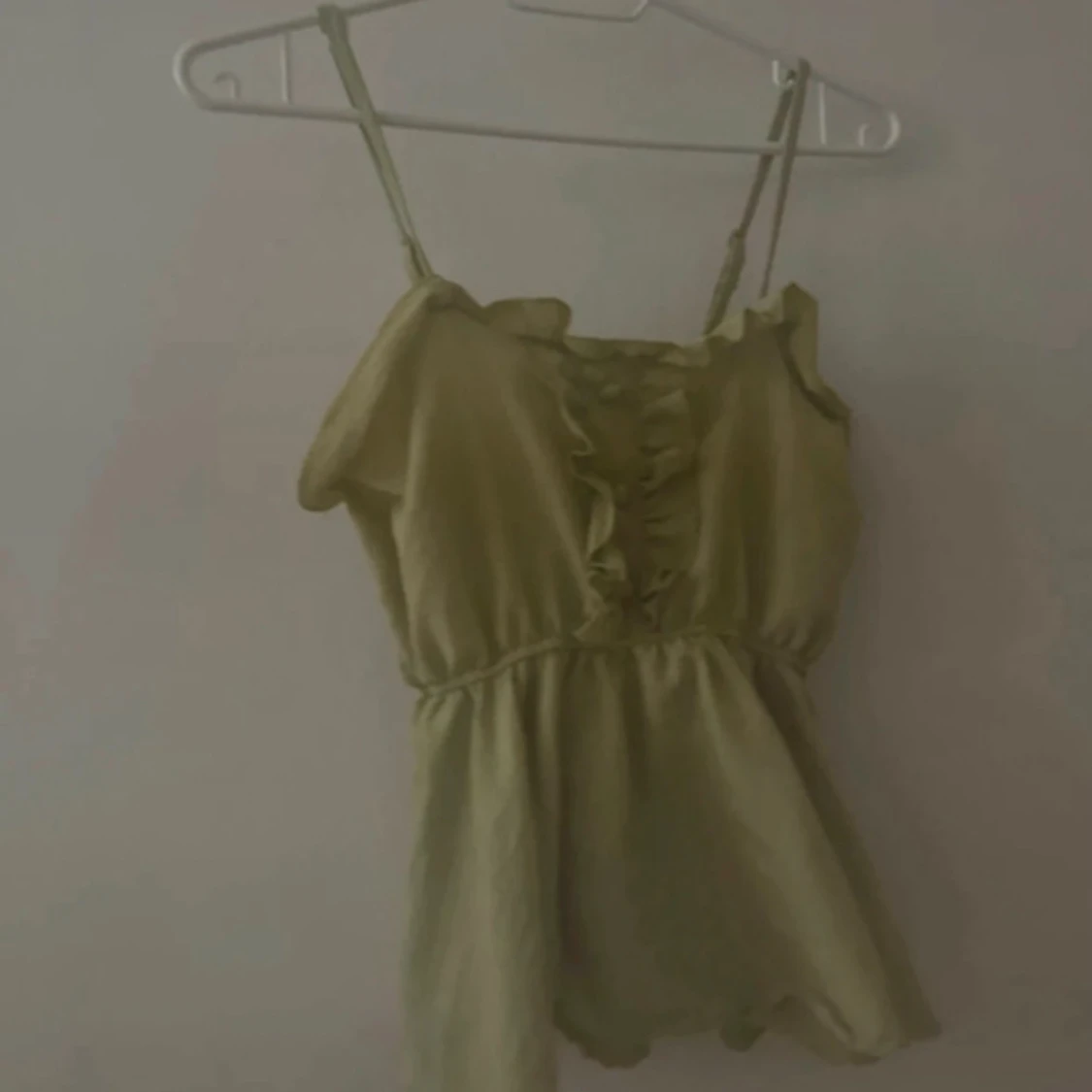 Olivgrön topp med volangdetaljer