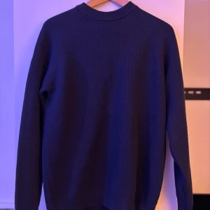 Mörkblå tröja från Selected Homme - Säljer en helt ny Selected tröja. Inte använd en gång och säljer därför att den var menad som present men hann inte ge bort den. Storlek S och köpte den för 600.