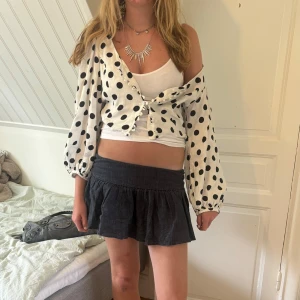 Prickig blus/kofta - Prickig topp med knappar! Kan bäras stängd som en topp/blus eller som kofta!