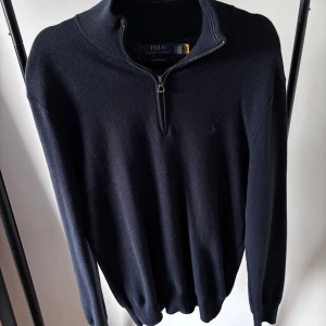 Half zip Ralph Lauren  - Snygg mörkblå halfzip  från Polo Ralph Lauren med dragkedja vid halsen. Storlek M och jättebra skick