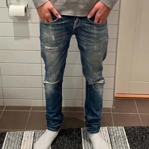 Dondup jeans - Dondup george jeans storlek W30 men sitter som W31, skick 10/10 snygga slitningar. Privat för fler frågor