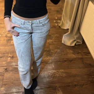 arrow low straight jeans Weekday  - Snygga ljusgrå jeans med raka ben och låg midja. Från Weekday!💕 storlek 25x32!!!! säljer då de är för små! 