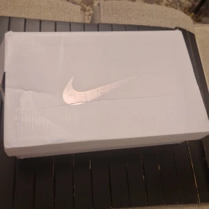 Nike Vapormax i svart - Hej säljer dessa Nike Vapromax som är aldrig använda helt ny skick. Fick dessa som present. Snygga och moderna Nike Vapormax i svart med en unik sula för extra komfort. Skorna har en stilren design med diskret snörning och Nike-logga på sidan. Perfekta för både träning och vardag.           Är det så att ni är intresserade skicka iväg ett sms direkt😆