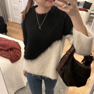 & otherstories tröja  - Galet populär tröja från & other stories i strl xs🌟så snygg. Då den är slutsåld överallt och omöjlig att få tag på så kommer jag inte att sänka priset🫶🏻🩷