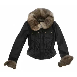 Svart jacka med pälsdetaljer från Belstaff - Snygg svart jacka från Belstaff med quiltad design och lyxiga päls. Vid intresse eller frågor skriv gärna. MVH Omid 