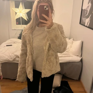 Pälsjacka  - Pälsjacka från veramoda o storlek L men sitter mer som s
