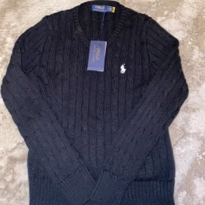  Ralph Lauren tröja  - Säljer min Ralph lauren tröja pga av den va lite för liten  helt ny endast testat också jätte fin och skulle passa bra för fester eller en samling storlek s men lite mindre i storleken hör av er via intresse eller frågor!