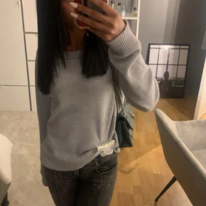 Ljusgrå stickad tröja - Säljer min jätte fina stickade tröja som är perfekt till vintern nu då den inte används längre❤️
