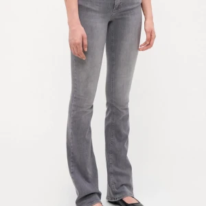 Grå bootcut jeans - Snygga grå bootcut jeans med en klassisk look. Perfekta för en stilren outfit. De har en bekväm passform och är tillverkade i ett mjukt material. Nypris 600kr. 