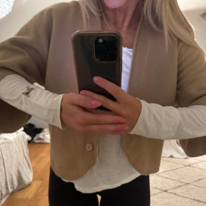Odd molly topp - Odd molly topp i storlek 0 med en fin rosett och märke på sidan