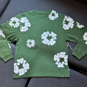 Green denim tears long sleeve  - Helt ny storlek L, fysiskt kvitto finns tillgängligt,