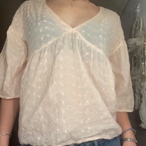 Ljusrosa blus - Ljusrosa luftig blus. Ser vit ut på bilden men är rosa. Små broderade blommor på. Från Kappahl 