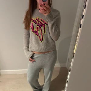 From Future tröja  - Så cool stickad tröja i 1000% Kashmir från From Future. Tröjan är i bra skick! ❤️❤️Nypris är cirka 2000kr 