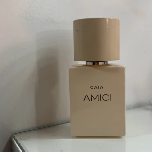 Parfym CAIA Amici - Säljs då den inte används, ungefärhälften kvar i💖Toppnoter: Björnbär, söt apelsin, ananas och citrus  Hjärtnoter: Jasmin, röda bär, ros, tropiskt och viol  Basnoter: Bärnsten, mysk, sandelträ och iris 