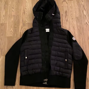 Moncler cardigan  - Hej, jag säljer en moncler cardigan eftersom att jag har växt ur den. den är i bra skick. Kan gå med på lägre pris vid snabbköp. Om ni har frågor så skicka Scan och nfc funkar..
