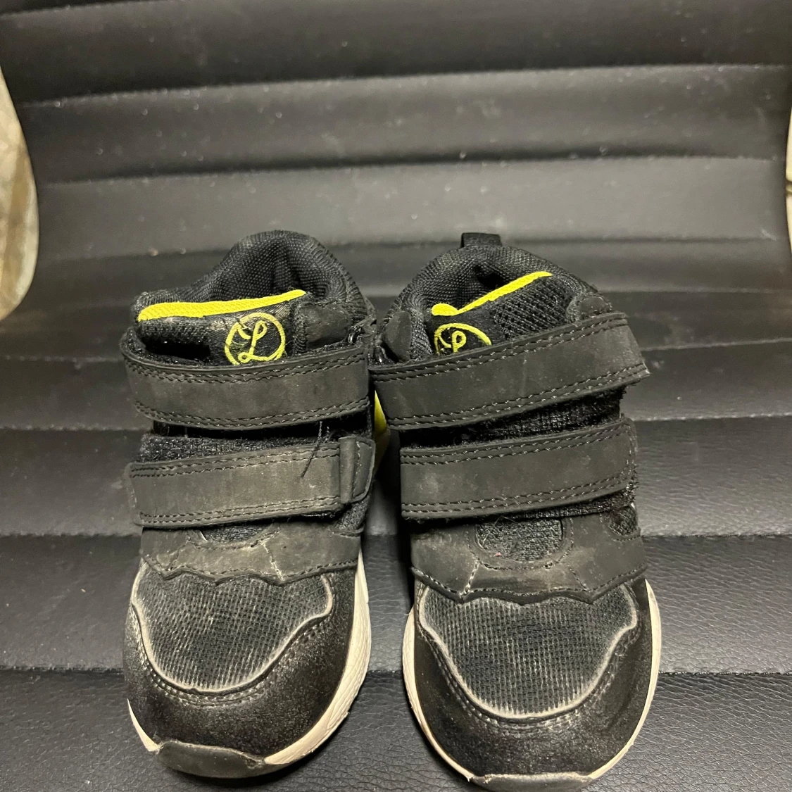 Svarta sneakers med kardborreband