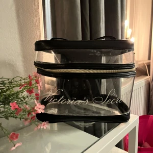 Victoria’s secret Necessär - Stor och rymlig genomskinlig necessär / sminkväska från Victoria’s Secret. Lite smutsig, försvinner om man guggar (fläckarna syns tydligare på bild 2). Köpte för typ 700-800kr