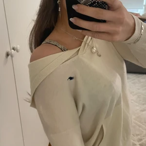 Beige hoodie från Ralph Lauren - (INTRESSEKOLL) En stilren beige hoodie från Ralph Lauren. Så snygg till en avslappnad look, tycker själv att den är super cool. Tröjan är tidigare från min lillebror men passar även mig som har S. Ett plagg man kan styla på många unika sätt. Passar både för killar och tjejer. 