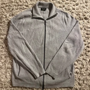 Massimo Dutti Zip-tröja - Skön tröja från Massimo dutti, storlek M men skulle säga mer åt S. Dubbel dragkedja och i fint skick