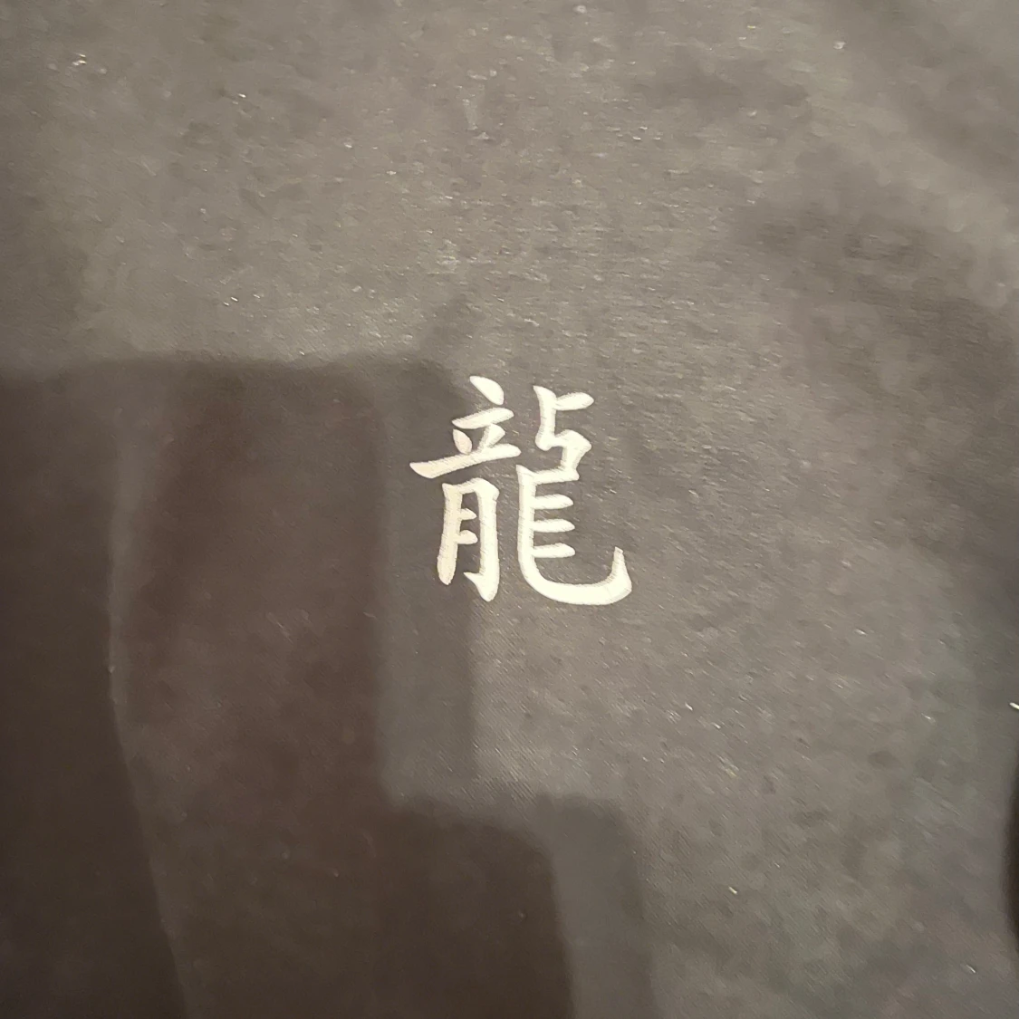 Svart hoodie med draktryck - 91