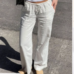 Lågmidjade linnebyxor - Snygga och populära beiga linnebyxor från madlady. Bara använda några få gånger och i jättebra skick. Längden på byxorna är short och passar dig som är runt 160☺️💕Skriv för fler bilder!🫶🏽