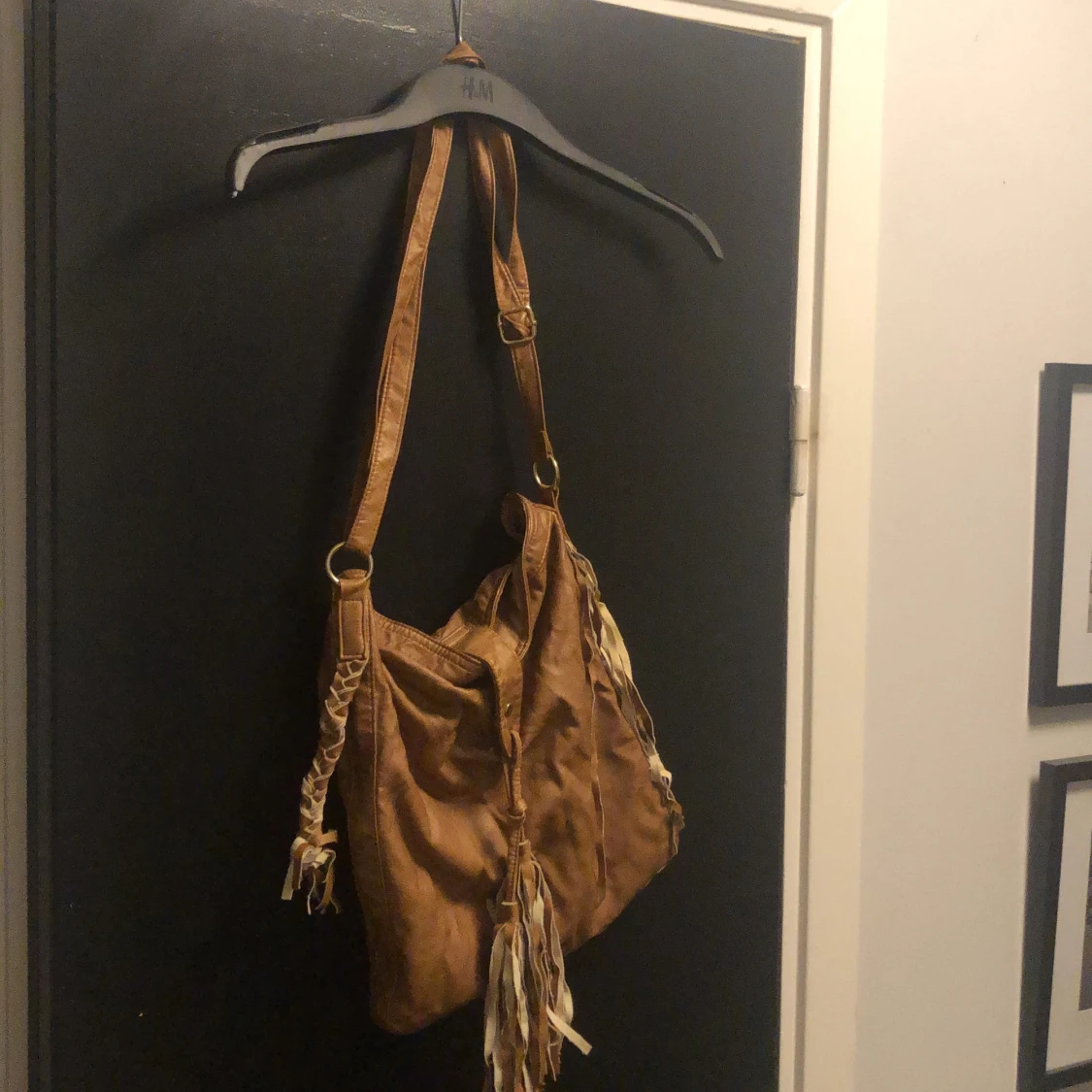 Brun axelväska med fransar