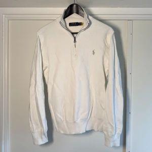 Ralph Lauren Mesh-Knit Quarter-Zip - NYPRIS: 2395:- Stickad tröja från Ralph Lauren. Skick: 8/10 (liten i storleken)