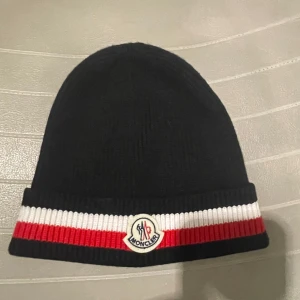 Svart mössa från Moncler - Säljer en helt ny svart moncler mössa. Hör av dig om du har några frågor(: