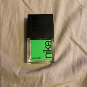 Nike Ultra Green Man Parfym 30ml - Säljer en fräsch och energisk parfym från Nike, Ultra Green Man. Perfekt sport doft. Doften ger en modern och sportig känsla. Perfekt för den som gillar en uppfriskande doft.