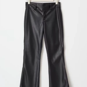 Svarta skinnbyxor - Snygga svarta skinnbyxor med bootcut-stil från ginatricot som är slutsålda. Låg midja och endast använda 1 gång! Frakt tillkommer!