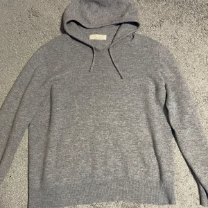 Kashmir hoodie  - Säljer en stilren grå hoodie i Kashmir från märket sayless. Den är i storlek S och är i bra skick. Hör av er för mer frågor eller bilder.