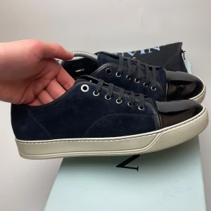 Lanvin skor(nyskick) - Hej! Säljer nu dessa svin feta lanvin skor! Skorna är i toppskick skick! Perfekt för dig som vill ha känslan av att köpa nya! Har ett begränsat antal boxar, dust bag och extra skosnören. Hör av dig vid frågor eller liknande