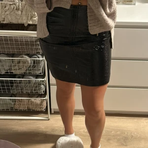 Svart skinnkjol - Snygg svart skinnkjol 💕