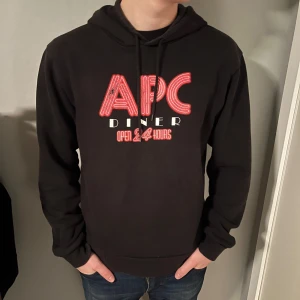 A.P.C Hoodie - A.P.C Hoodie i XS, men passar S. Bra skick.