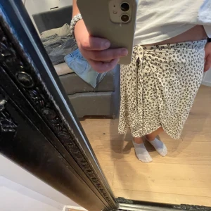 Leopardmönstrad kjol från Kappahl - Snygg leopardmönstrad kjol från Kappahl den är i ett bra skick jag säljer denna nu för att den aldrig kommer till användning då jag sällan använder den jag köpte den 2022 tror jag om jag inte minns helt fel för runt 250-300 super fin somrig långkjol!! 💕