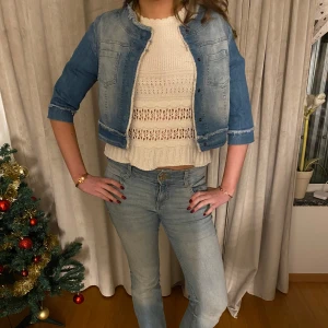 Blå jeansjacka - Snygg blå jeansjacka med trekvartsärm och klassisk design. Jackan har en kortare passform och knappar framtill.💗