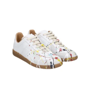Maison Margiela - Snygga vita sneakers från Maison Margiela (GATS) med unika färgstänk i gult, rött, blått och svart. Skorna har en brun sula och klassisk snörning. Perfekta för att ge din outfit en kreativ touch.