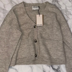 Beige kofta från AWARE - Beige kofta/cardigan från Aware, ny med prislapp!! Nypris: 599kr🤍