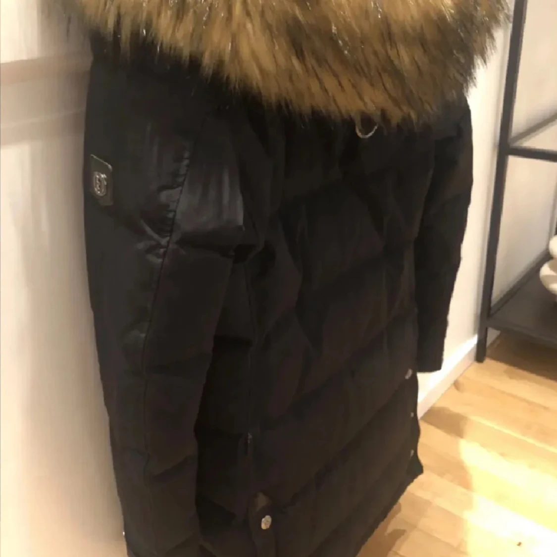 Svart dunjacka med pälsdetalj - 90