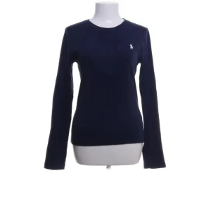 Ralph Lauren tröja - En lite tjockare ralph Lauren tröja, den är i storlek M och sitter bra i storleken, har vanligtvis S och den sitter lite löst. Köpt på ASOS för drygt 1200kr, säljer för halva priset. Den är knappt använd. Pris går att diskutera. 