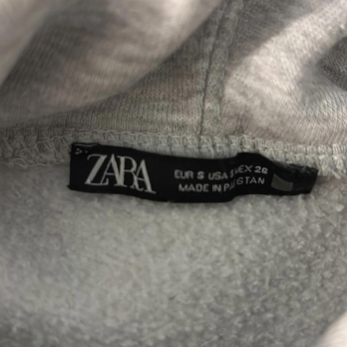 Grå hoodie från Zara - 91
