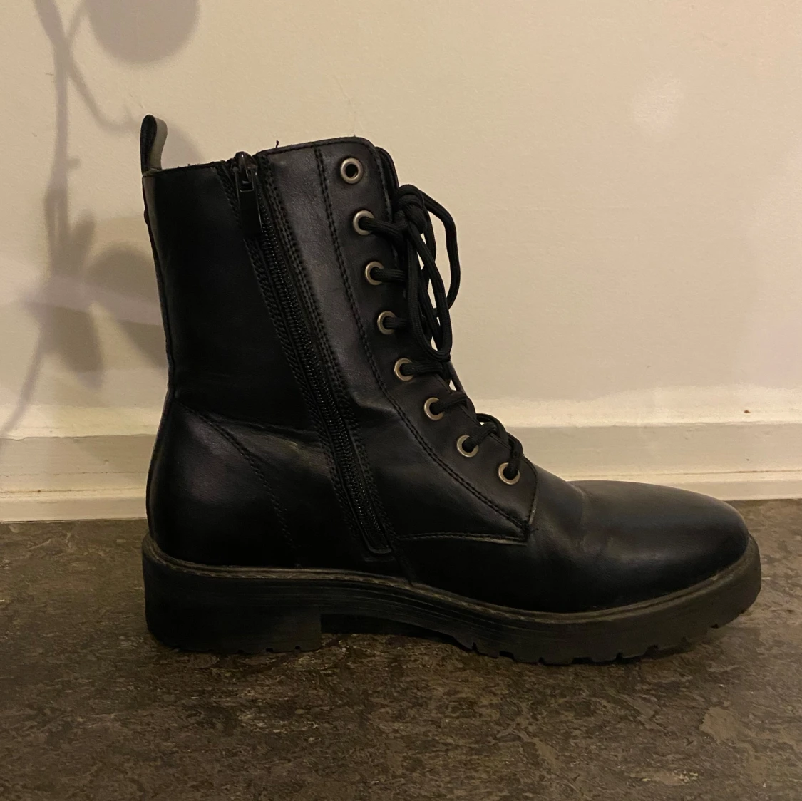 Svarta boots med snörning och dragkedja - 90